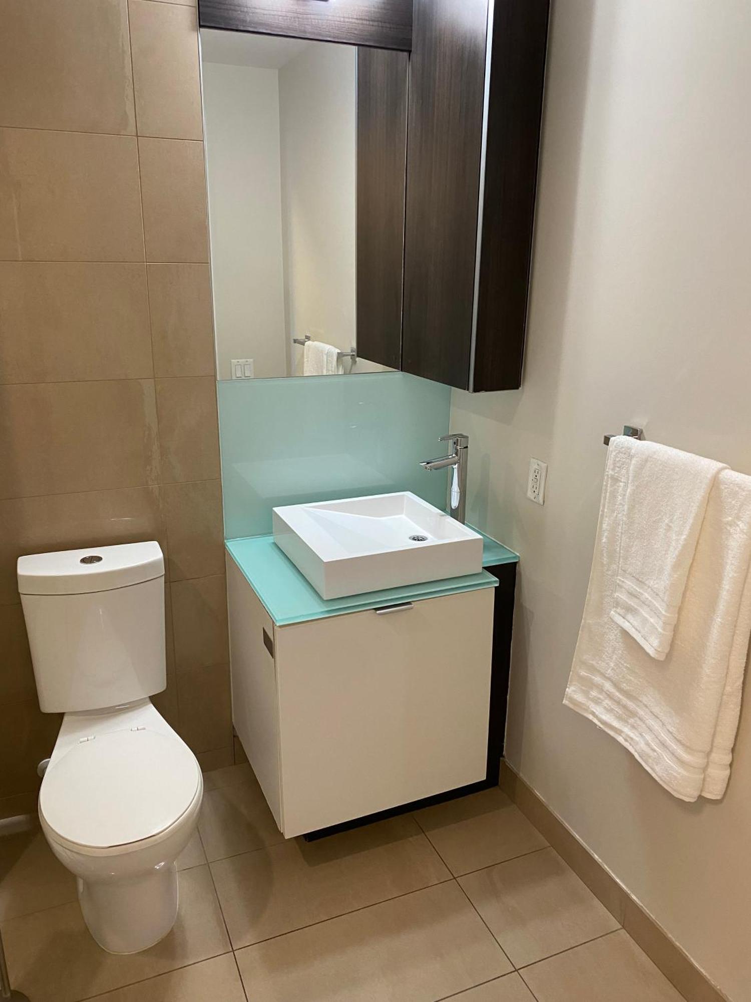 Central Toronto Suite - Free Parking, City Views, Near Cn Tower Exterior foto